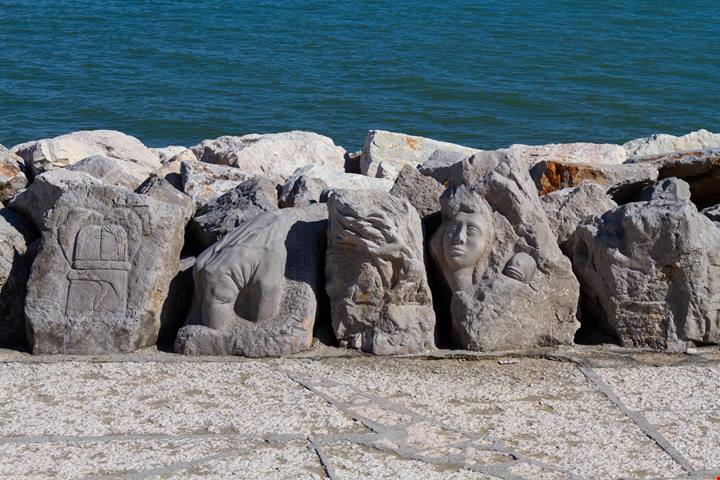 È una delle migliori passeggiate sul mare d’Italia: la scogliera scolpita è unica nel suo genere, e non troverai altrove niente di simile