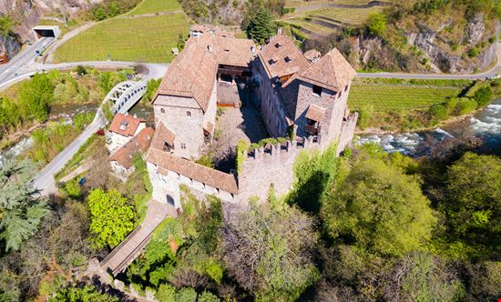 Castel Roncolo Il castello tra i monti a due passi da Bolzano stock.adobe.com 