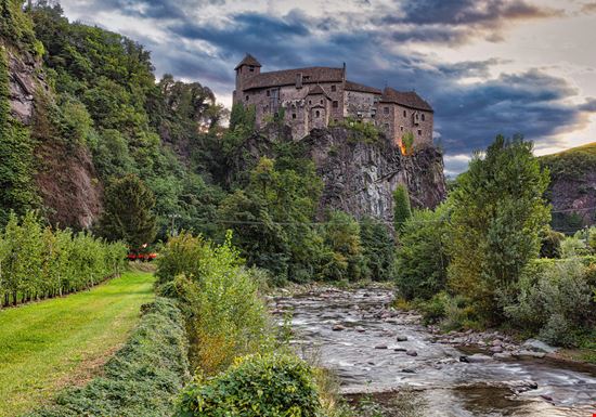 Castel Roncolo Il castello tra i monti a due passi da Bolzano stock.adobe.com 
