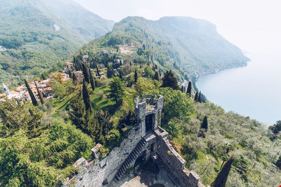 Castello di Vezio Castello di Vezio Sandronize / Shutterstock.com 