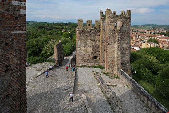 Castello Scaligero  Castello Scaligero  MTravelr / Shutterstock.com 