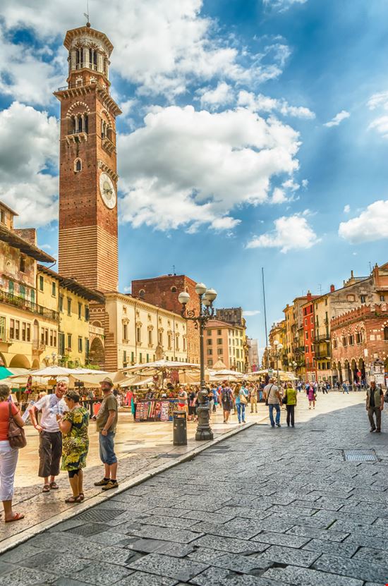 Piazza delle Erbe  Piazza delle Erbe  Marco Rubino / Shutterstock.com 
