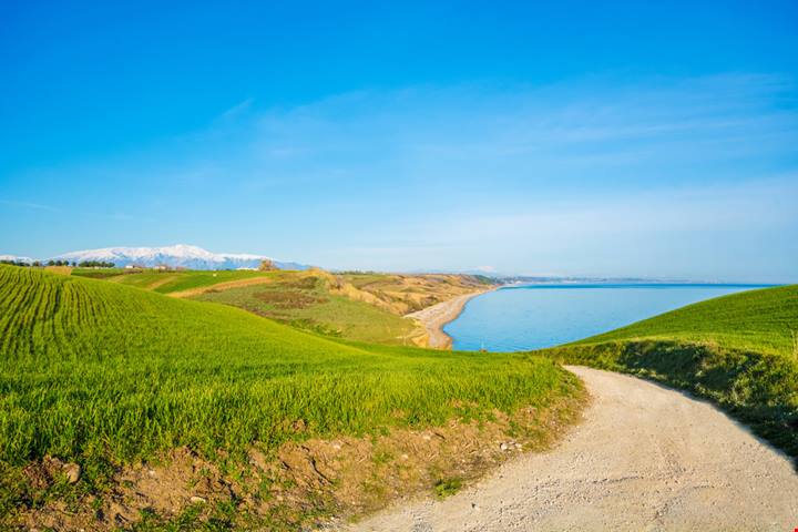 Ospita un faro tra i più alti d'Italia e spiagge tra le più belle di sempre: in Abruzzo c'è una vera riserva delle meraviglie