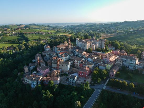 Costigliole d'Asti Il borgo tra i vigneti illpaxphotomatic - Shutterstock.com 