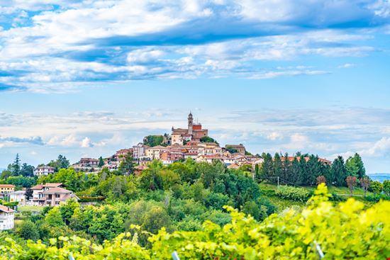 Costigliole d'Asti Il borgo tra i vigneti illpaxphotomatic - Shutterstock.com 