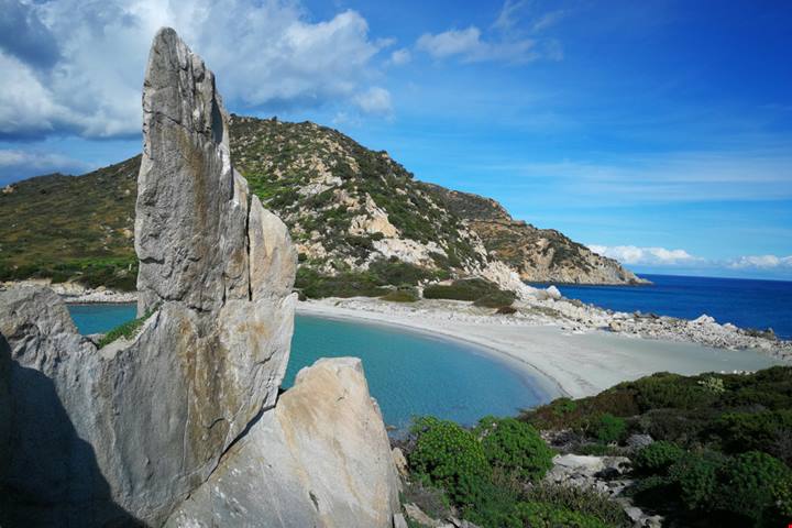 Possono entrare massimo 600 persone al giorno al costo di 1 euro: la spiaggia dell'asino è la spiaggia tra i due mari dove sembra di essere ai Caraibi