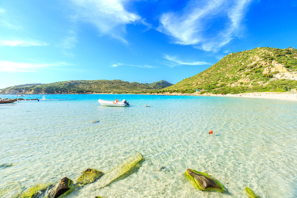 Possono entrare massimo 600 persone al giorno al costo di 1 euro: la spiaggia dell'asino è la spiaggia tra i due mari dove sembra di essere ai Caraibi