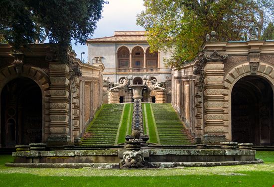 Caprarola Palazzo Farnese lightlook / Shutterstock.com 