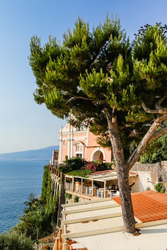 Vico Equense Chiesa della Santissima Annunziata nikolpetr / Shutterstock.com 