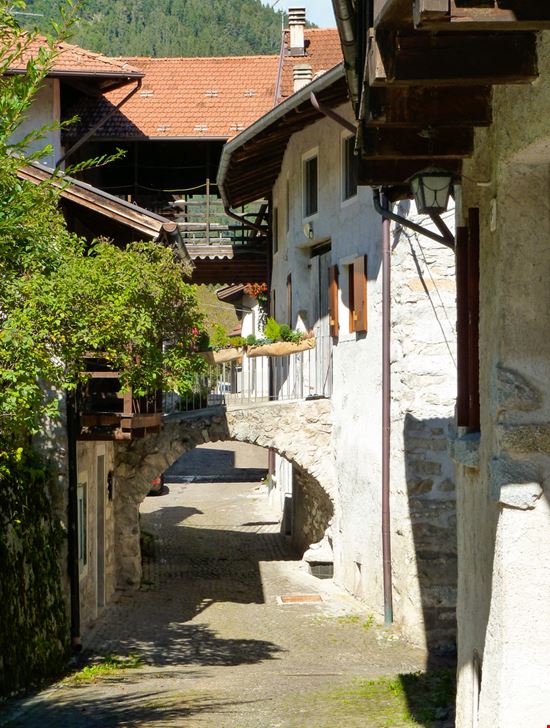Licciana Nardi Licciana Nardi Graphic55 - Shutterstock.com 