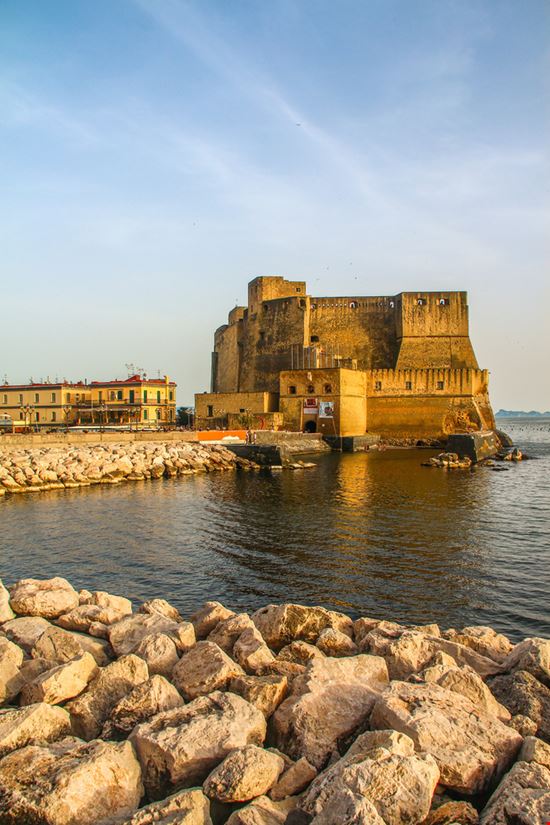 Castel dell’Ovo Castel dell’Ovo b-hide the scene / Shutterstock.com 