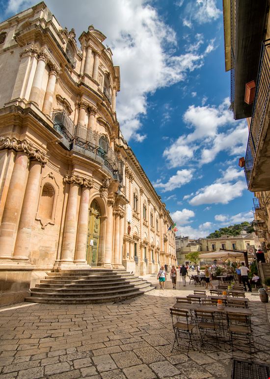 Chiesa di San Giovanni Chiesa di San Giovanni Paolo Tralli - Shutterstock.com 