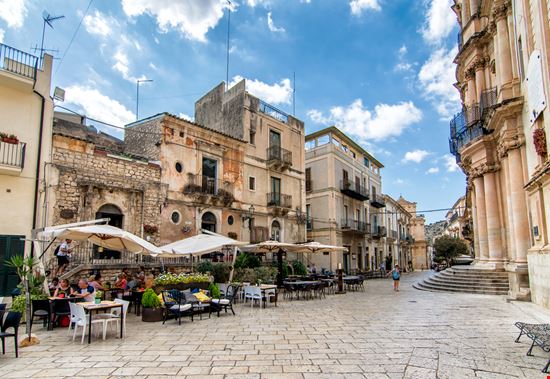 Chiesa di San Giovanni Chiesa di San Giovanni Paolo Tralli / Shutterstock.com 