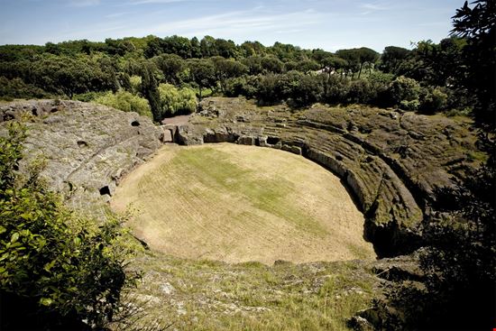 Anfiteatro romano di Sutri Anfiteatro romano di Sutri piola666 - Istockphoto.com 