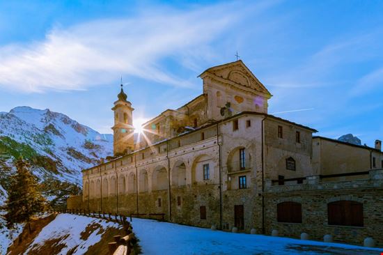 Castelmagno Castelmagno - Santuario Shutterstock.com 
