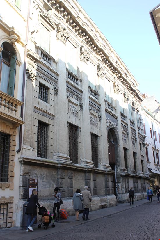 Vicenza Palazzo Valmarana "File:Vicenza Palazzo Valmarana.jpg" by Andrzej Otrebski is licensed under CC BY-SA 4.0 