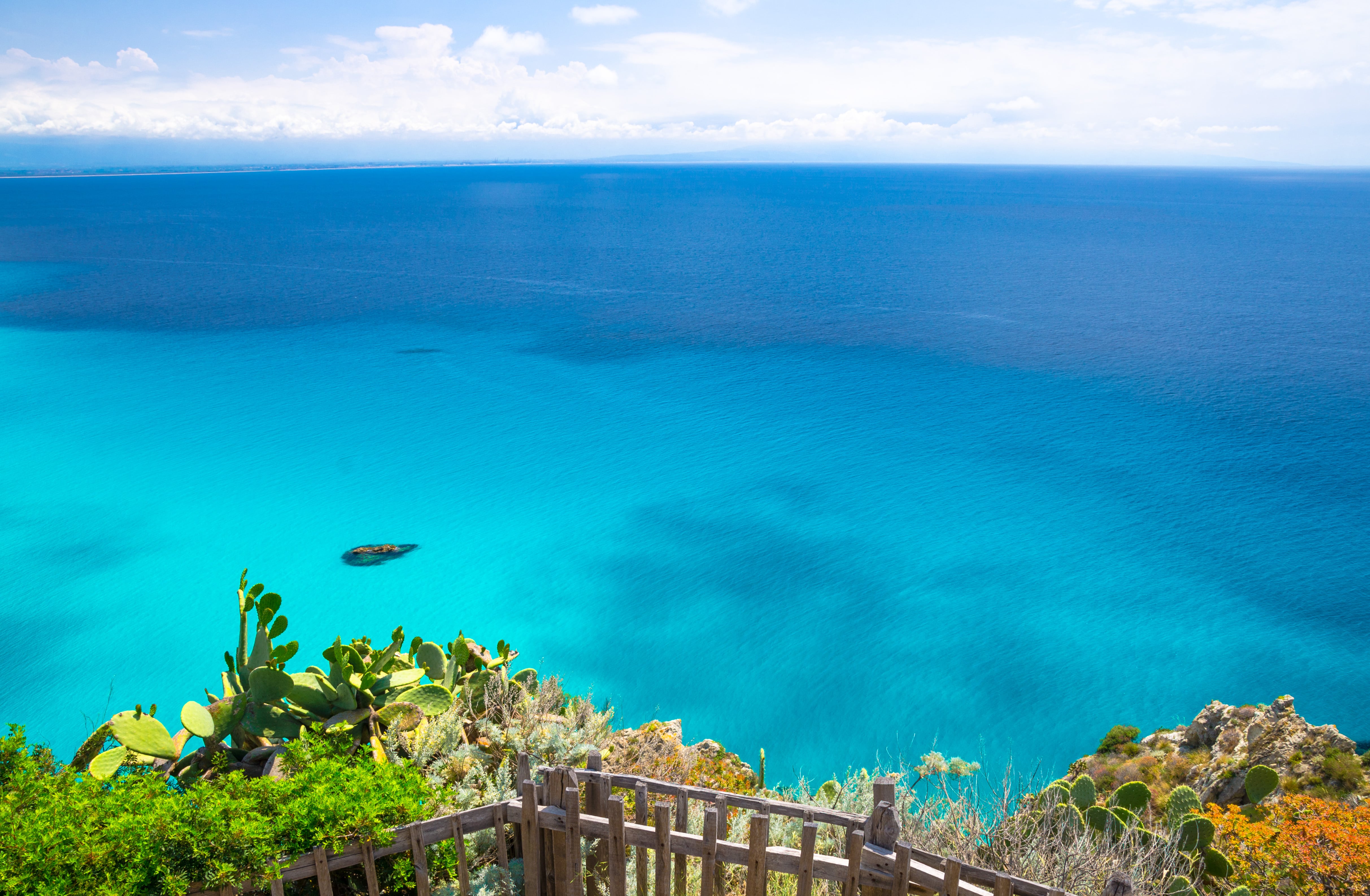 È tra le 100 spiagge più belle al mondo, ed è italiana: lungo la Costa degli Dei c'è un pezzo di paradiso