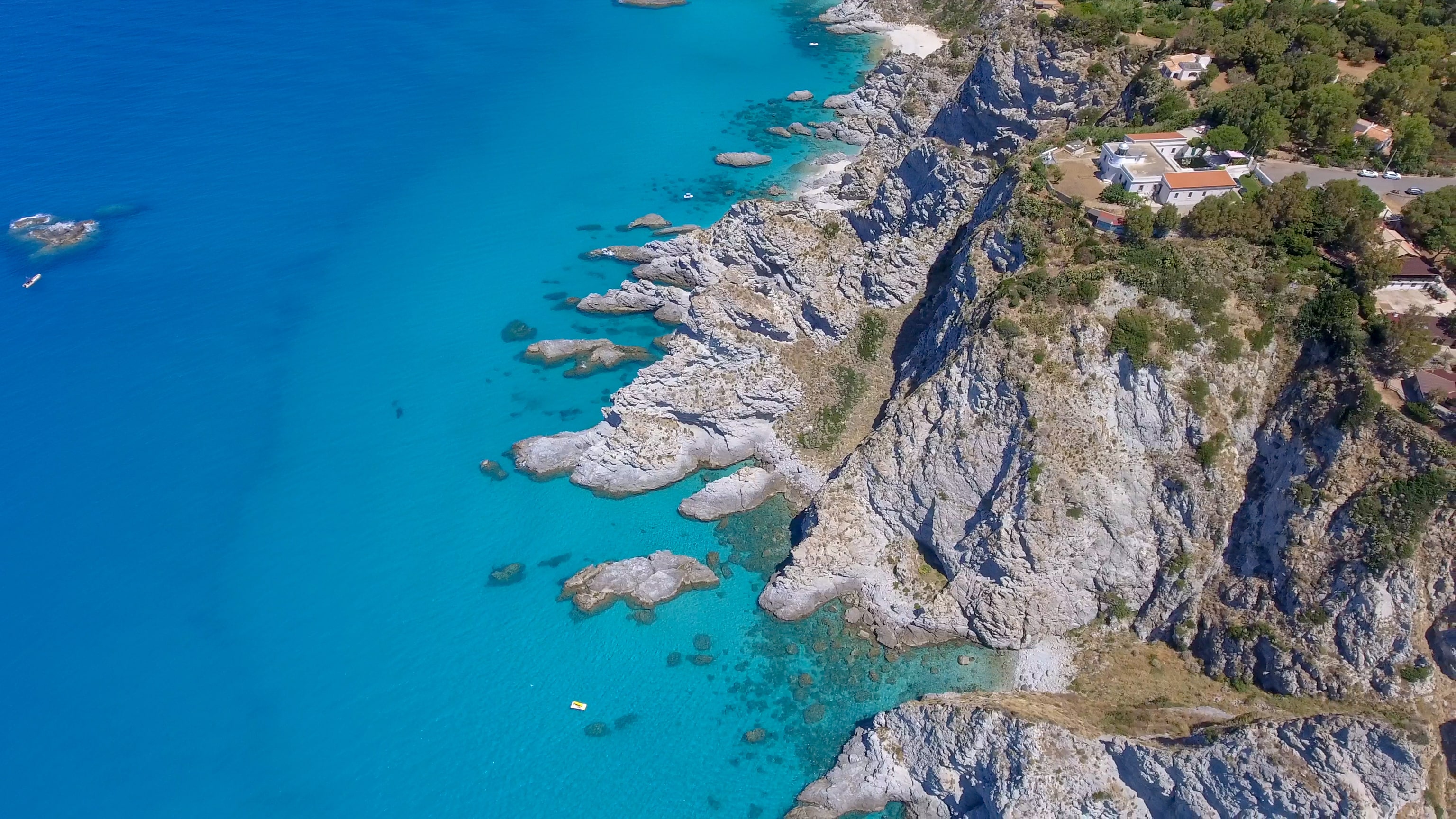 È tra le 100 spiagge più belle al mondo, ed è italiana: lungo la Costa degli Dei c'è un pezzo di paradiso