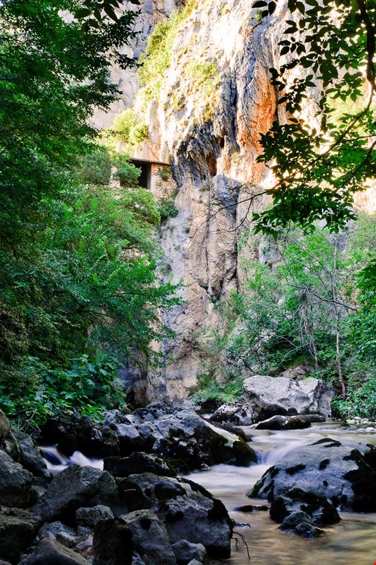 Gole di San Venanzio Canyon d'Abruzzo stock.adobe.com 