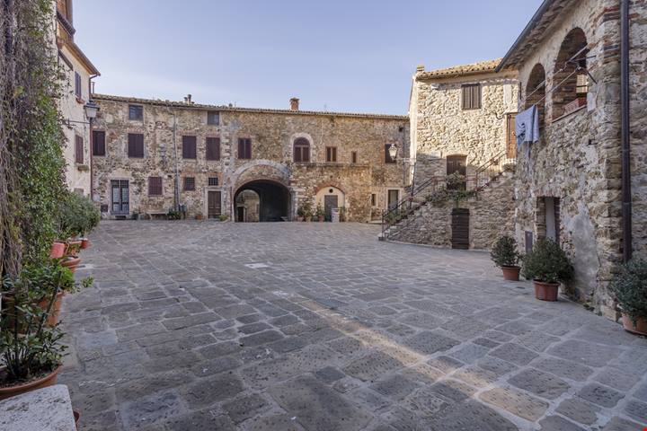 È in Maremma uno dei migliori borghi murati d'Italia: tra gatti e draghi, è ancora oggi è una straordinaria città-fortezza