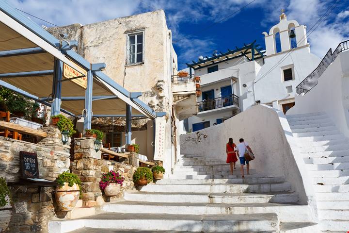 Delle 7000 isole della Grecia, questo tesoro di spiagge e borghi bianchissimi svolterà la tua vacanza d'estate