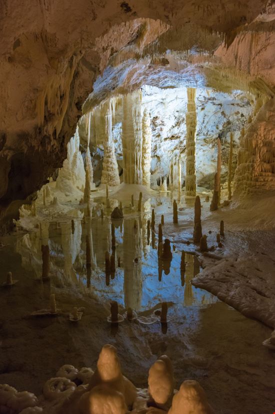 Grotte di Frasassi  Grotte di Frasassi  ValerioMei / Shutterstock.com 