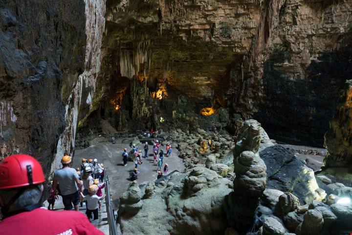 14 gradi anche in estate: in queste grotte sfuggi al caldo e scopri il più bel sito naturale della Puglia