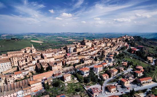 Treia Il borgo di Treia stock.adobe.com 