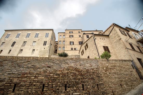 Treia Il borgo di Treia stock.adobe.com 