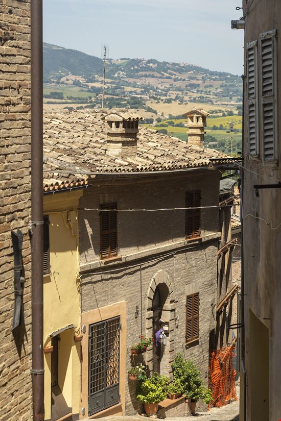 Treia Il borgo di Treia stock.adobe.com 