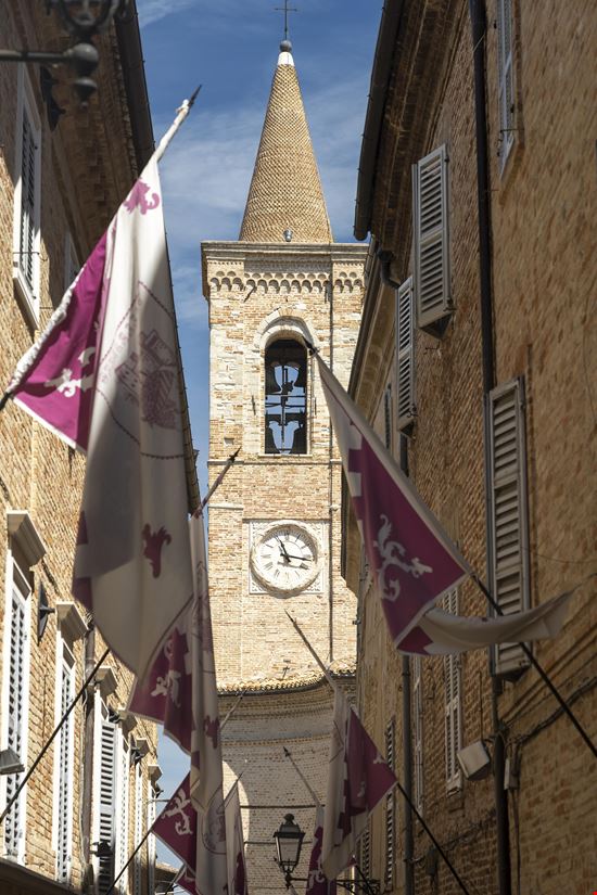 Treia Il borgo di Treia stock.adobe.com 
