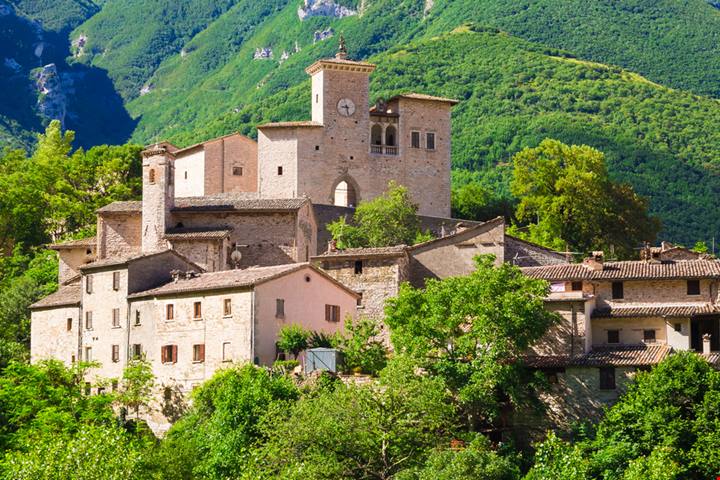 Lo chiamano il borgo dei brutti ma è bellissimo: esiste davvero e si trova nelle Marche