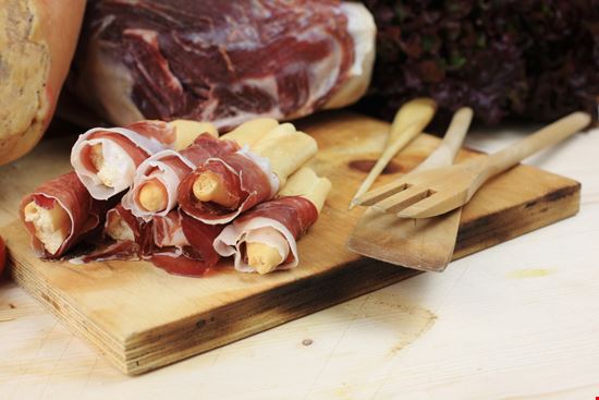 Prosciutto di San Daniele Prosciutto di San Daniele francesco de marco - Shutterstock.com 