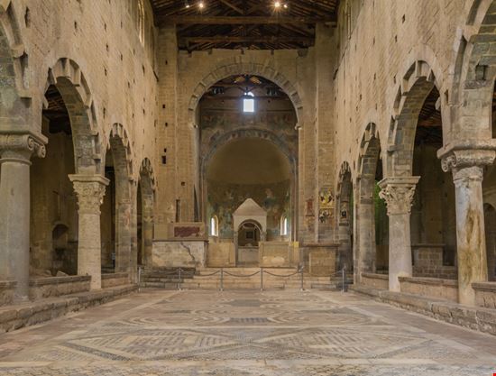Basilica di San Pietro Basilica di San Pietro lorenza62 / Shutterstock.com 