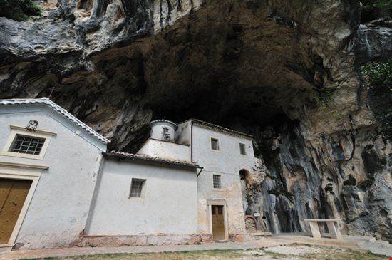 Santuario della Madonna delle Cese  Il santuario nella roccia SerFeo - Shutterstock.com 