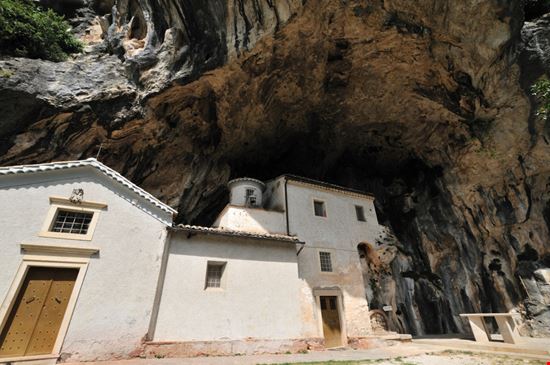 Santuario della Madonna delle Cese  Il santuario nella roccia SerFeo - Shutterstock.com 