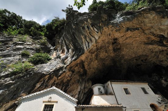 Santuario della Madonna delle Cese  Il santuario nella roccia SerFeo - Shutterstock.com 