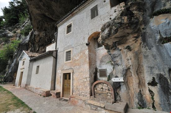 Santuario della Madonna delle Cese  Il santuario nella roccia SerFeo - Shutterstock.com 