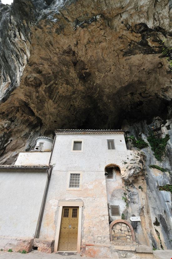 Santuario della Madonna delle Cese  Il santuario nella roccia SerFeo - Shutterstock.com 