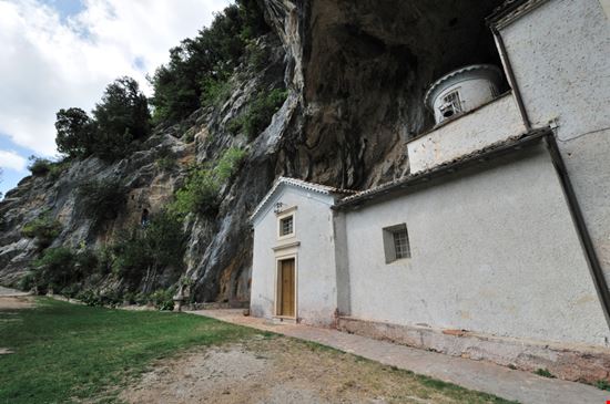 Santuario della Madonna delle Cese  Il santuario nella roccia SerFeo - Shutterstock.com 