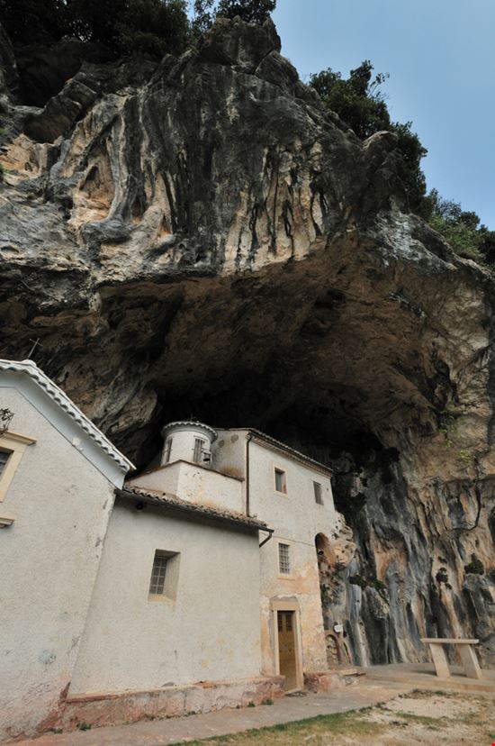 Santuario della Madonna delle Cese  Il santuario nella roccia SerFeo - Shutterstock.com 