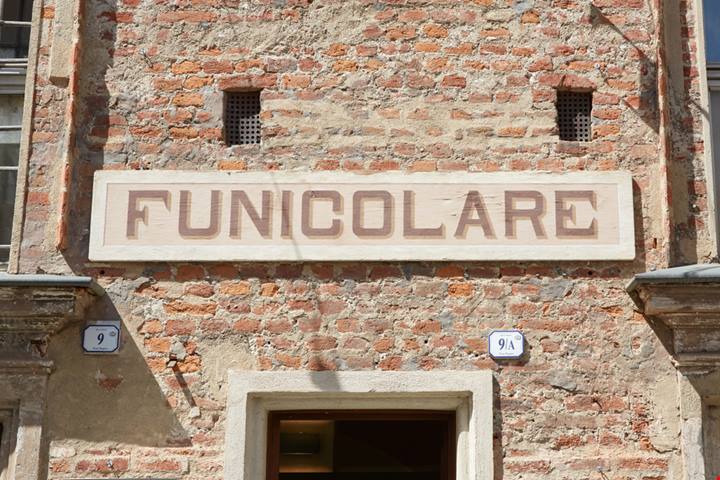 È una delle funicolari storiche d'Italia: salendo a bordo vedrai la cittadina da tutta un'altra prospettiva