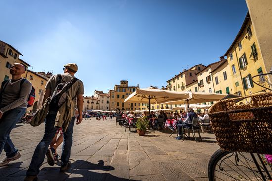 Anfiteatro Square Lucca Alberto Masnovo / Shutterstock.com 