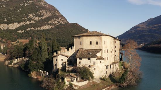 Castel Toblino Il castello sull'acqua Novikov Aleksey / Shutterstock.com 