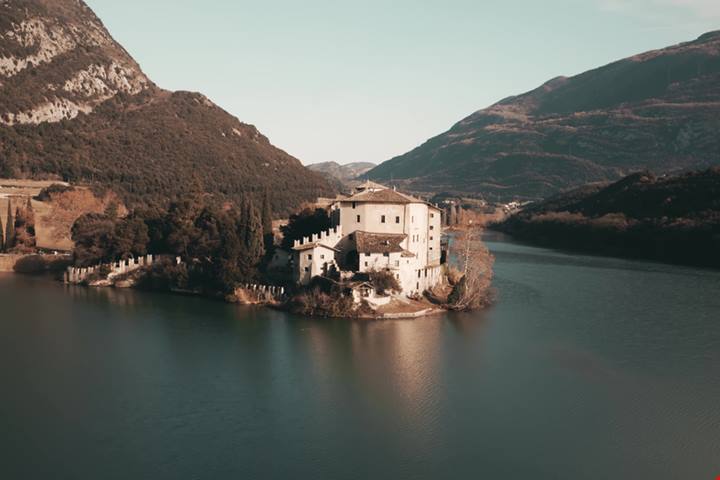 È in Italia anche se sembra di essere in Scozia: il castello sul lago è uno dei castelli sull'acqua più favolosi d'Europa