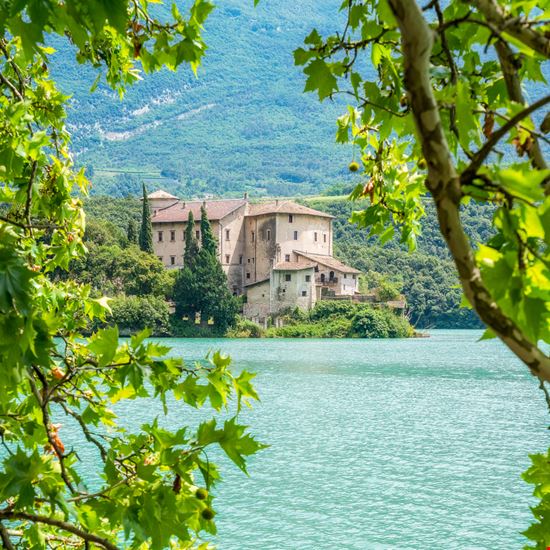 Castel Toblino Il castello sull'acqua Stefano_Valeri - Shutterstock.com 