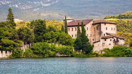 Castel Toblino Il castello sull'acqua Francesca Sciarra - Shutterstock.com 