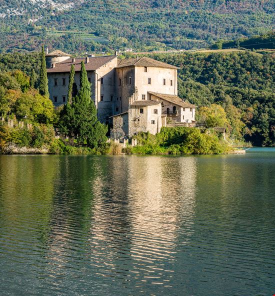 Castel Toblino Il castello sull'acqua Stefano_Valeri - Shutterstock.com 