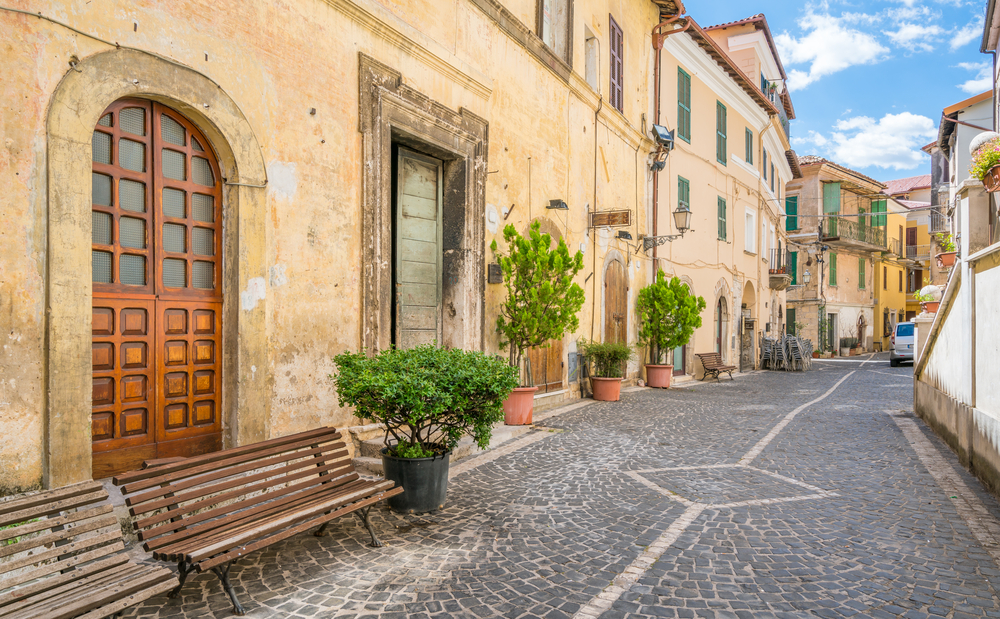 A due passi da Roma c'è una magnifica 'capitale dell'acqua' che è anche tra i piccoli, grandi regni della street art nel Lazio