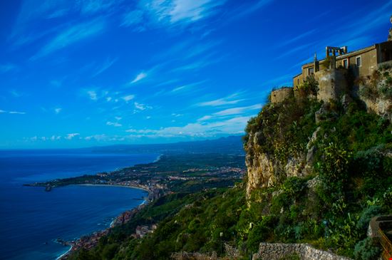 Santuario Madonna della Rocca Santuario Madonna della Rocca Case60 - Shutterstock.com 